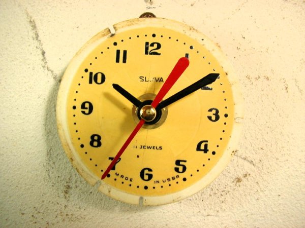 画像1: 1960年代頃のロシアのSLAVA・アンティーク・クロックの文字盤の掛時計（丸型・ベージュ色・赤秒針・オール数字）