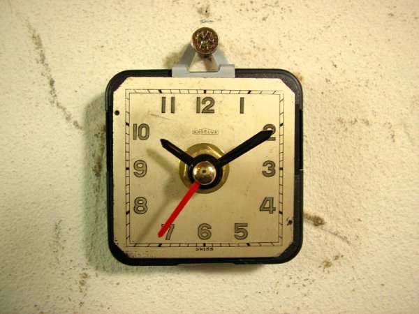 画像1: 1960年代頃のスイスのANGELUS・アンティーク・クロックの文字盤の掛時計（角型・白・赤秒針）