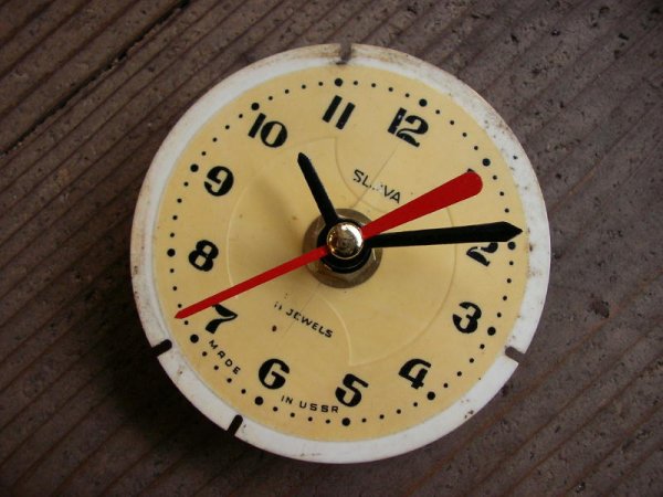 画像3: 1960年代頃のロシアのSLAVA・アンティーク・クロックの文字盤の掛時計（丸型・ベージュ色・赤秒針・オール数字）