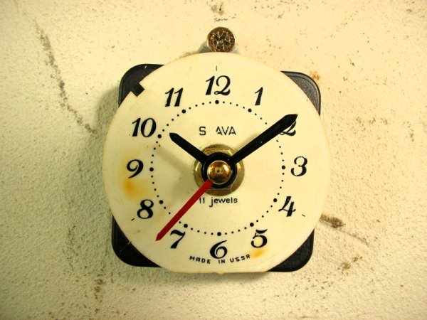 画像1: 1960年代頃のロシアのSLAVA・アンティーク・クロックの文字盤の掛時計（丸型・白色・赤秒針・オール数字）