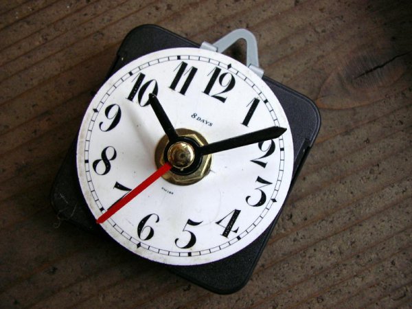 画像3: 1940年代頃のスイス・８デイ・アンティーク・クロックの文字盤の掛時計（丸型・ホーロー・赤秒針・オール数字）