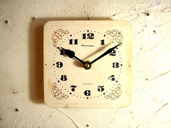 画像1: 1960年代頃のロシア・Rumaph・4Kamma・アンティーク・クロックの文字盤の掛時計（角型・白・金唐草飾り）