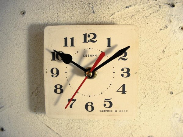 画像1: 1960年代頃のロシア・CEBARHN・アンティーク・クロックの文字盤の掛時計（角型・白）