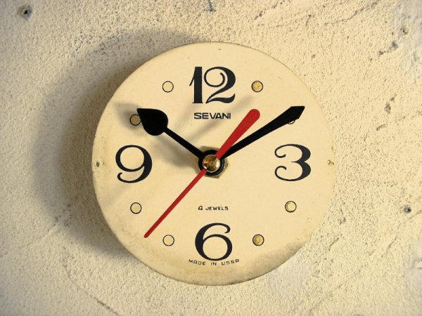 画像1: 1960年代・ロシア・SEVANI・アンティーク・クロックの文字盤の掛け時計（丸型・白・飛び数字・赤秒針）