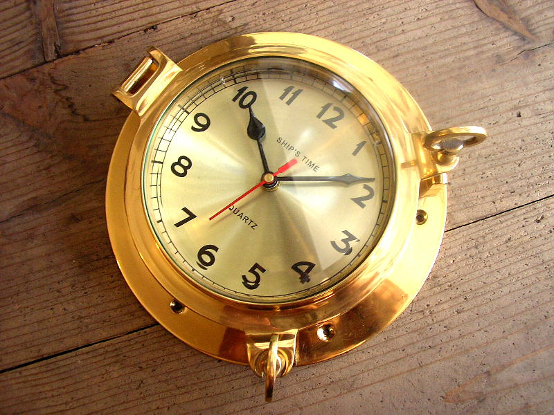 古い真鍮製の船舶用時計SHIP'S TIMEが入荷しました。