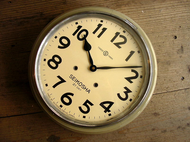 昭和初期頃のセイコー舎・木製・丸時計（オリーブ色）・ストライク・クォーツ改造が入荷しました。