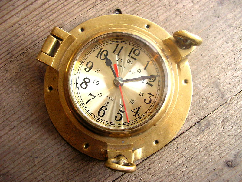 古い真鍮製の船舶用時計・SHIP'S TIME（シップス・タイム）が入荷しました。