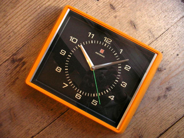 昭和３０年代頃のナショナル・電気時計・角型・オレンジ（スイープ・クォーツ改造）が入荷しました。