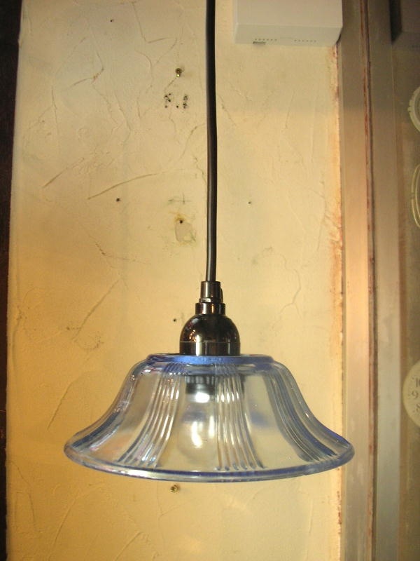 昭和初期の気泡ガラスの器のランプシェード・水色が入荷しました。