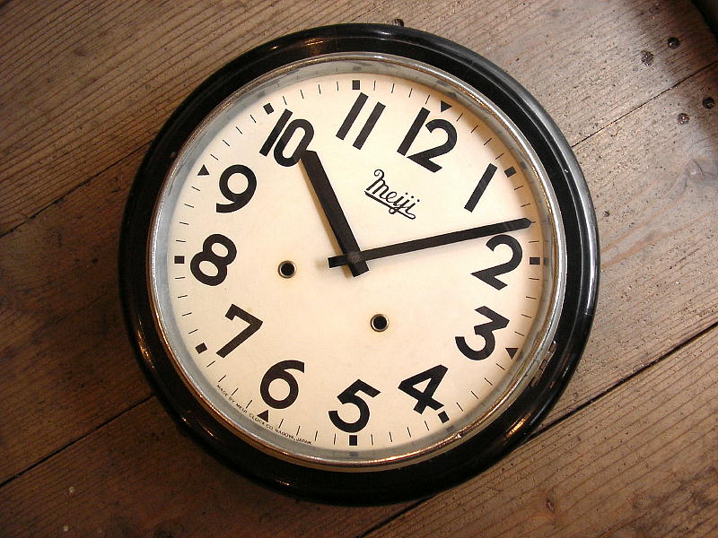  大正頃の明治時計・木製・丸時計（クォーツ改造）が入荷しました。