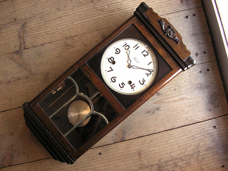 昭和初期頃の明治・木製・振り子時計（クォーツ改造）が入荷しました。