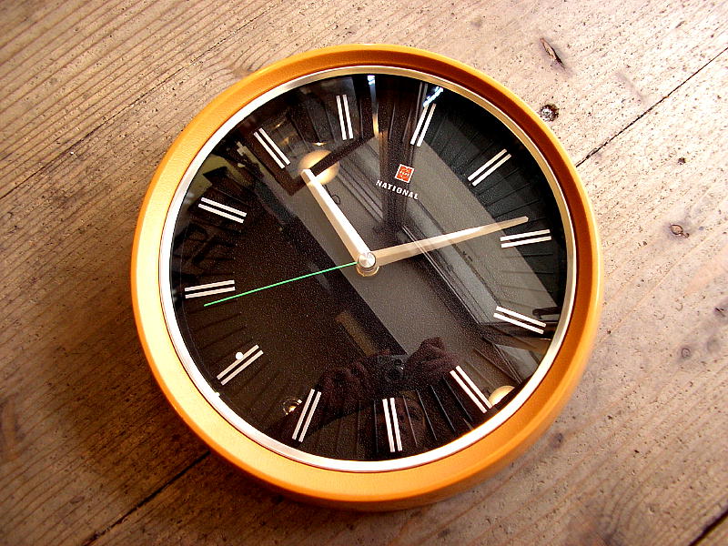 昭和３０年代頃ののナショナル・電気時計・丸型・オレンジ（スイープ・クォーツ改造）が入荷しました。