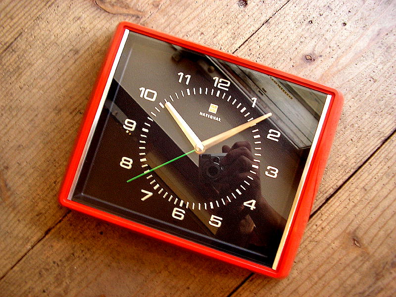 昭和３０年代頃のナショナル・電気時計・角型・赤（スイープ・クォーツ改造）が入荷しました。
