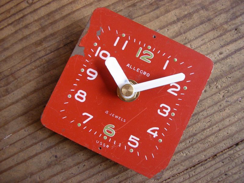 1960年代頃のロシアのアンティーク・クロックの文字盤の掛時計が入荷しました。