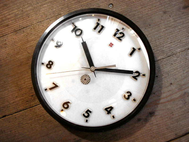 昭和３０年代頃のナショナル・電気時計・丸型・焦げ茶色（スイープ・クォーツ改造）が入荷しました。