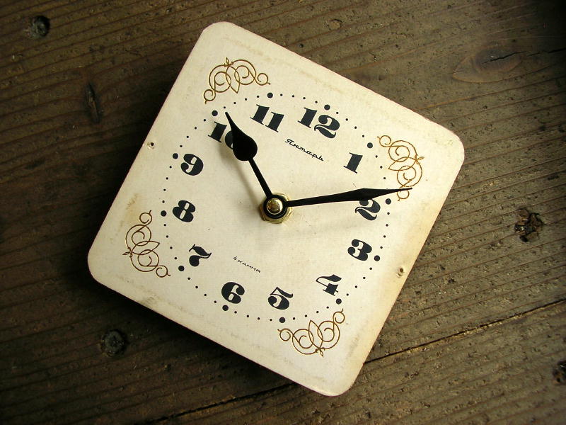  1960年代頃のロシア・Rumaph・4Kamma・アンティーク・クロックの文字盤の掛時計が仕上がりました。