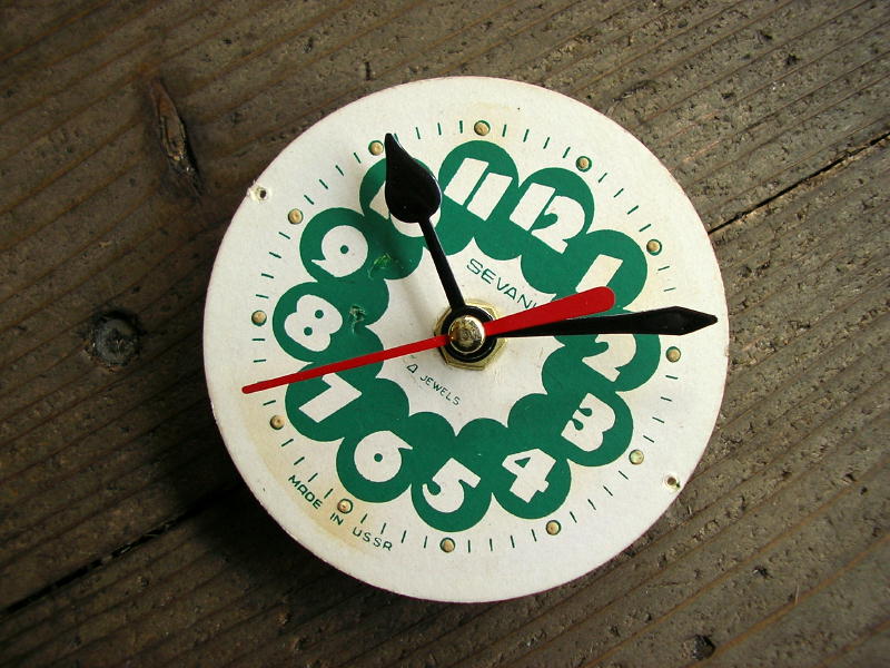 1960年代頃のロシア・SEVANI・アンティーク・クロックの文字盤の掛時計（丸・緑・赤秒針）が入荷しました。