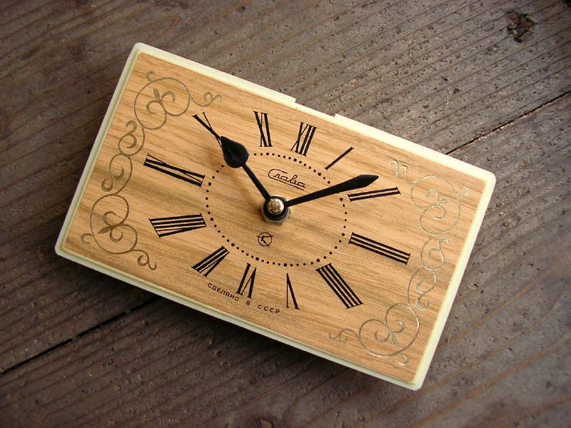 1960年代頃のロシア・Crala・アンティーク・クロックの文字盤の掛時計（長方形・黄土色）が入荷しました。