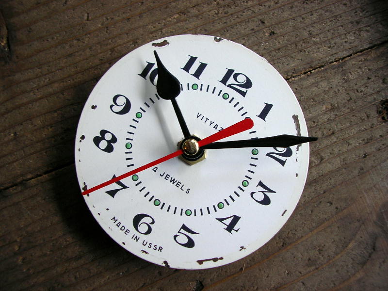  1960年代頃のロシア・VITYAZ・４JEWELS・アンティーク・クロックの文字盤の掛時計（角型・白・オール数字・夜光ドット・赤秒針）が入荷しました。