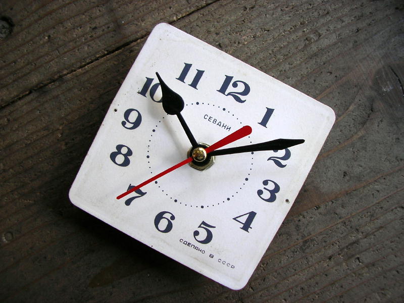  1960年代頃のロシア・CEBARHN・アンティーク・クロックの文字盤の掛時計（角型・白・夜光インデックス）が入荷しました。
