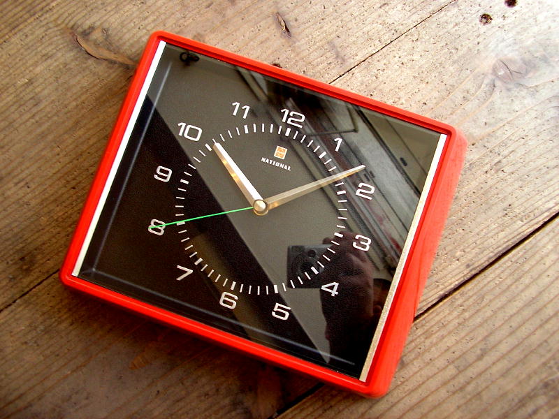  昭和３０年代頃のアンティーク・クロックのナショナル・電気時計・角型・赤（スイープ・クォーツ改造）が仕上がりました。