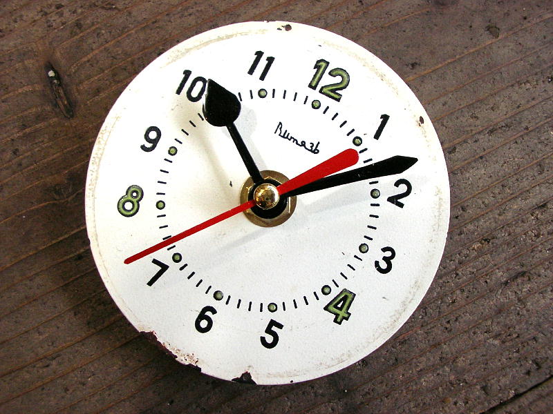 1960年代頃のロシアのBume3b・アンティーク・クロックの文字盤の掛時計（丸型・アイボリー・赤秒針・夜光オール数字）が仕上がりました。