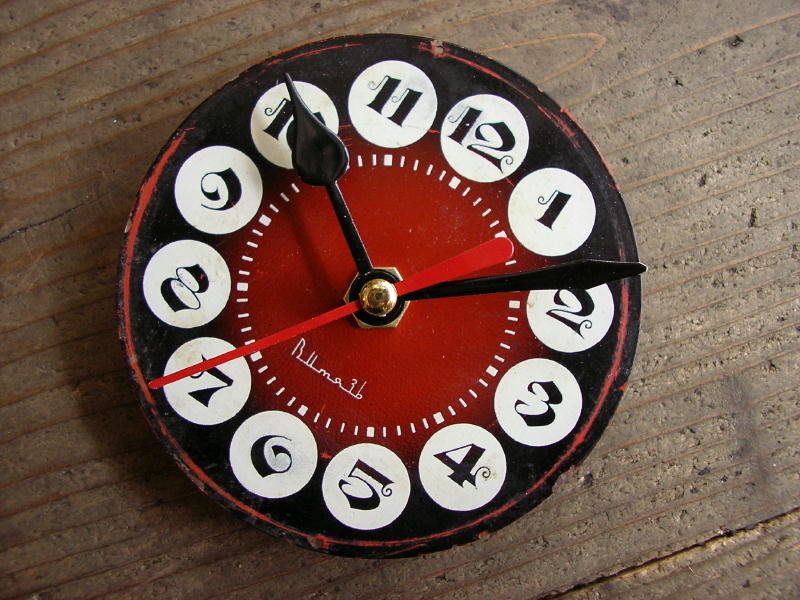  1960年代頃・ロシア・Bume3b・アンティーク・クロックの文字盤の掛時計（丸型・エンジ色・赤秒針）が仕上がりました。