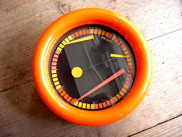 アンティーク・クロックのセイコー・ブローバ・アキュトロン・音叉式・振動子時計・RA-710・ミステリー・クロック・ポストモダン・丸型・オレンジが入荷しました。