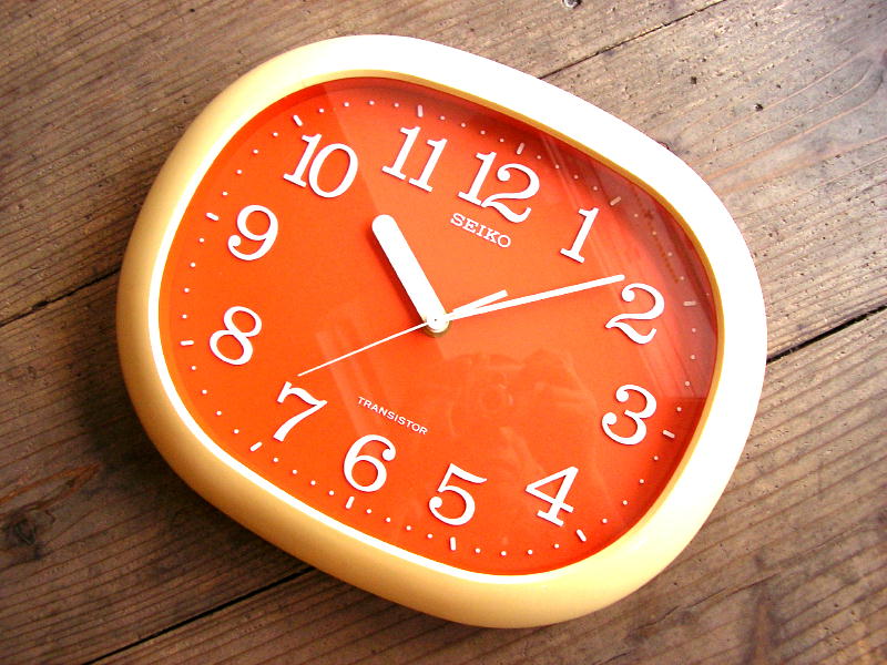 アンティーク・掛け時計のセイコー・トランジスター・クロック・オーバル型・オレンジ（電池式・スイープ・クォーツ改造）が仕上がりました。