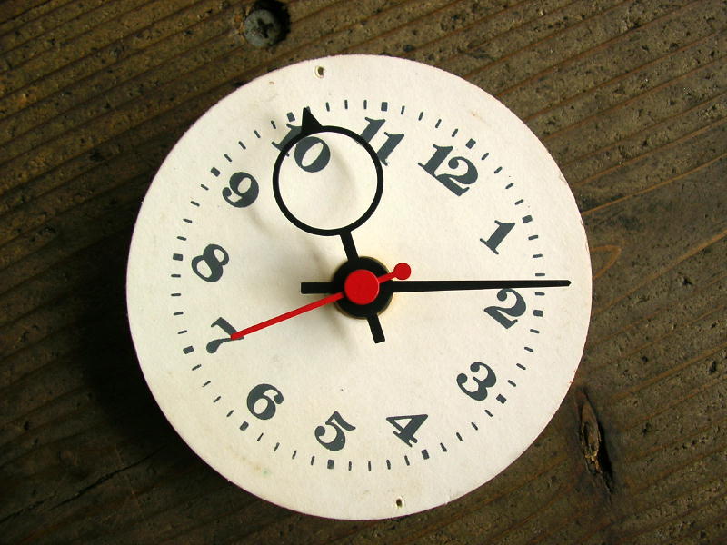 1960年代頃・ロシア・Cebaru・アンティーク・クロックの文字盤の掛時計（丸型・白色・オール数字・赤秒針）が仕上がりました。