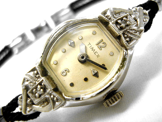 アンティーク腕時計のタイメックス・レディースアンティークウォッチ・手巻式・トノー型・オール数字・ロジウム・プレーテッド・アールデコラグ（電池式・クォーツ改造）が仕上がりました。