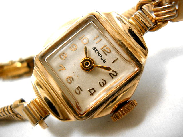 婦人用アンティーク腕時計のベンラス・レディース・アンティーク・ウォッチ・手巻・イエローゴールド・フィールド・スクエア・オール数字（電池式・クォーツ改造）が仕上がりました。