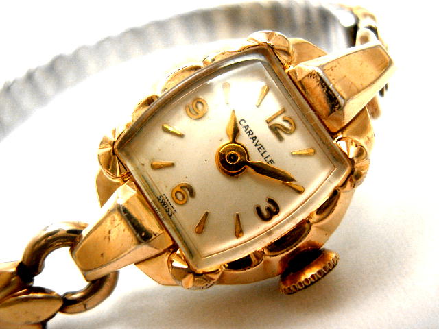 アンティーク腕時計のブローバ・キャラベル・レディース・アンティーク・ウォッチ・トノー型・イエローゴールドフィールド・手巻式（電池式・クォーツ改造）が仕上がりました。