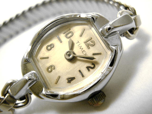 アンティーク時計のTIMEX・タイメックス・レディースアンティークウォッチ・手巻式・トノー型・オール数字・クローム・フィールド（電池式・クォーツ改造）・純正ブレス付きが仕上がりました。