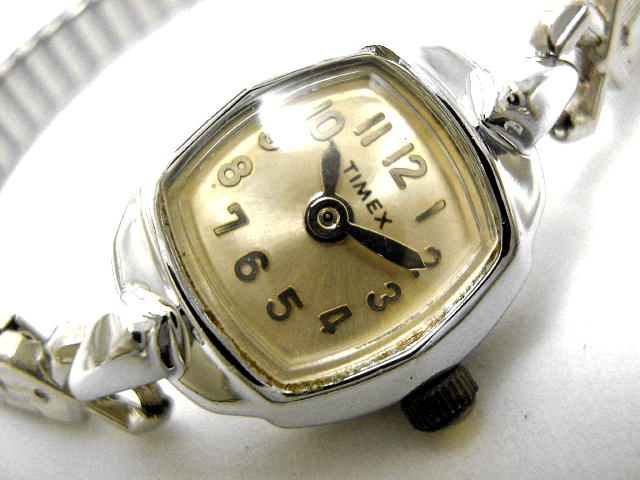 アンティーク腕時計のタイメックス・レディースアンティークウォッチ・手巻式・トノー型・オール数字・クローム・フィールド（電池式・クォーツ改造）が仕上がりました。
