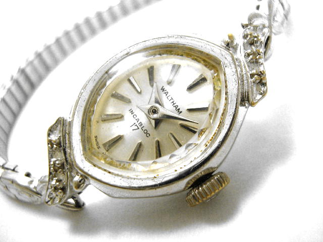アンティーク腕時計のウォルサム・レディースアンティークウオッチ・手巻・ホワイトゴールド・フィールド・ティアドロップ・石付き（電池式・クォーツ改造）が仕上がりました。