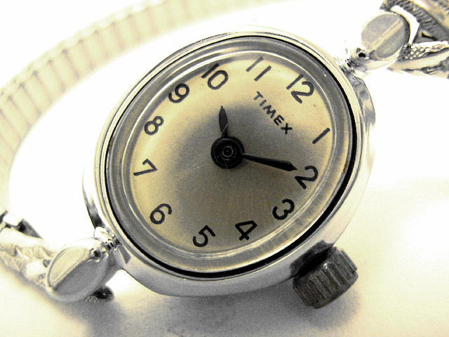 アンティーク腕時計のTIMEX・タイメックス・レディースアンティークウォッチ・手巻式・オーバル型・オール数字・ホワイトゴールド・フィールド（電池式・クォーツ改造） が仕上がりました。