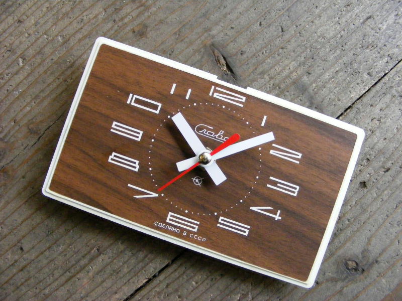 1960年代頃のアンティーク・クロックのロシア・Crala・アンティーク・クロック・文字盤・掛時計（角型・焦げ茶色）・電池式・スイープ・クォーツが仕上がりました。