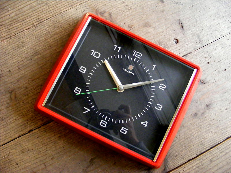 アンティーク・クロックのナショナル・電気掛時計・TE-3136・角型・赤（スイープ・クォーツ改造）が仕上がりました。