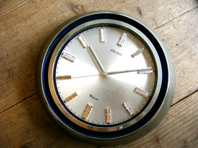 1970年代頃のアンティーク掛け時計のセイコー・ビブロン・音叉式・振動子時計・VBX-121・丸卵型・シルバー・グラデーション（電池式・スイープ・クォーツ改造）が仕上がりました。