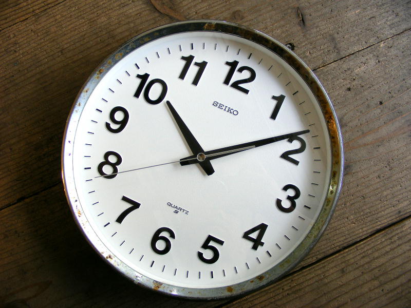 アンティーク掛け時計のセイコー・クォーツ・クロック・QA488N・学校用・掛時計（教室用）・グレーが入荷しました。