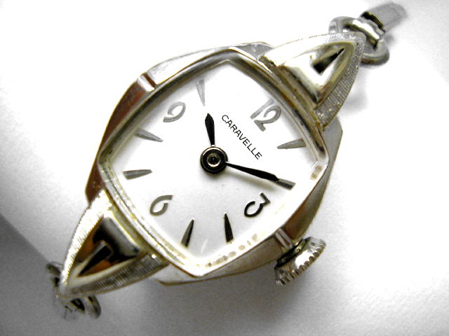 レディース・アンティーク・腕時計のブローバ・キャラベル・レディースアンティークウォッチ・クッション型・ホワイトゴールドフィールド・手巻式（電池式・クォーツ改造）が仕上がりました。
