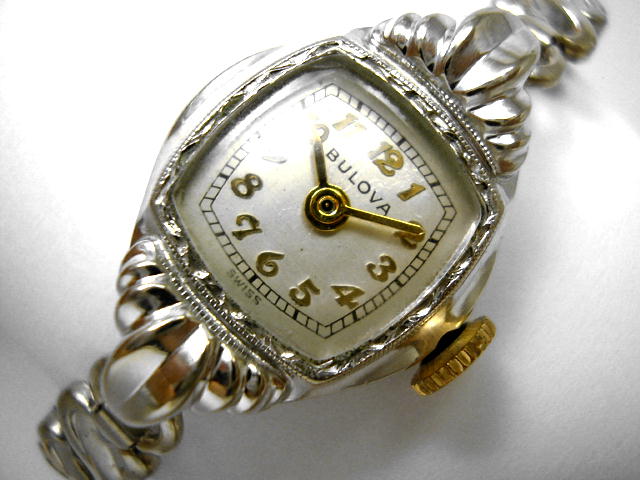 アンティーク・腕時計のブローバ・レディースアンティークウォッチ・手巻式（電池式・クォーツ改造）・ホワイトゴールド・フィールド・トノー・ウェーブラグが仕上がりました。