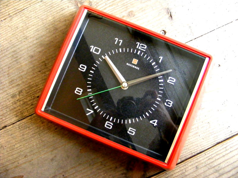 アンティーク・クロックのナショナル・電気掛時計・TE-3135・角型・赤（電池式・スイープ・クォーツ改造）が仕上がりました。