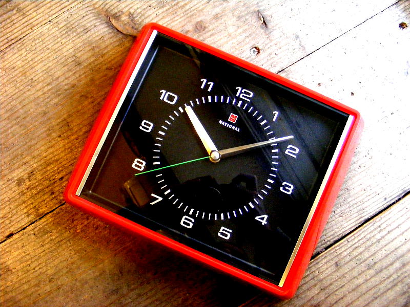 昭和４０年代ナショナル・電気掛時計・TE-3136・角型・赤（電池式・スイープ・クォーツ改造）が仕上がりました。