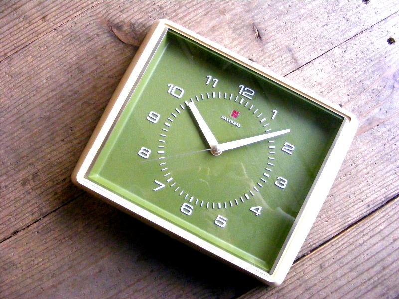 昭和40年代のアンティーク掛け時計のナショナル・電気掛時計・TE-3136・角型・白X黄緑（電池式・スイープ・クォーツ改造）が仕上がりました。