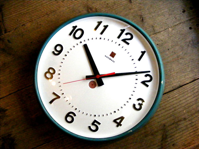 １９７０年代のアンティーククロックのナショナル・電気掛時計・丸型・大・ライトグリーン（電池式・スイープ・クォーツ改造）が仕上がりました。