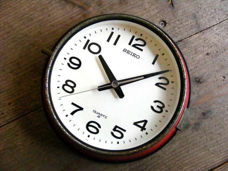 1980年代のアンティーク掛け時計のセイコー・クォーツ・クロック・QA513R・バス時計・赤(電池式・スイープ・クォーツ）が入荷しました。