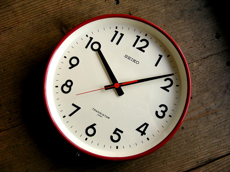 1970年代のアンティーク掛け時計のセイコー・トランジスター・クロック・TTX-631・学校用・掛け時計・初期型・赤色（電池式・スイープ・クォーツ改造）が仕上がりました。
