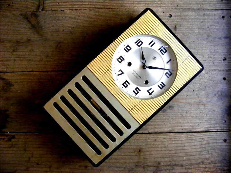昭和30年代頃の古時計の愛知時計・21日巻・振り子時計・アイボリー・茶・ツートン・格子レギュレター（電池式・クォーツ改造）が仕上がりました。